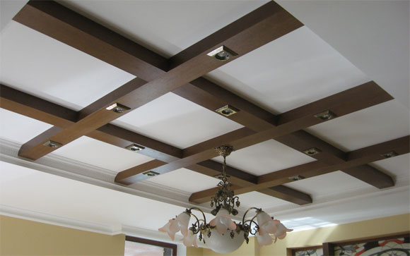 потолок с деревянными балками достоинства