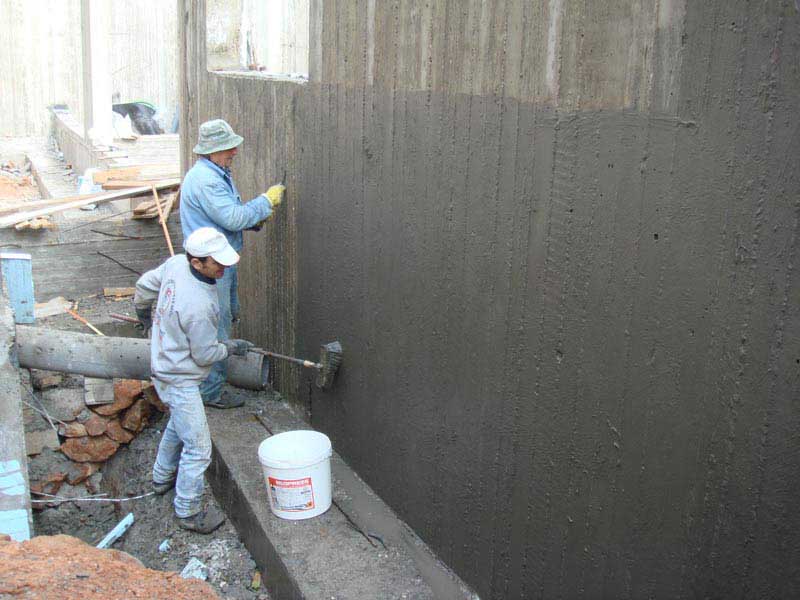 Фото: Нанесение цементно-полимерной изоляция