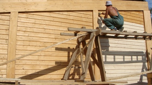 Фото: Для малярных работ на высоте лучше всего использовать строительные леса