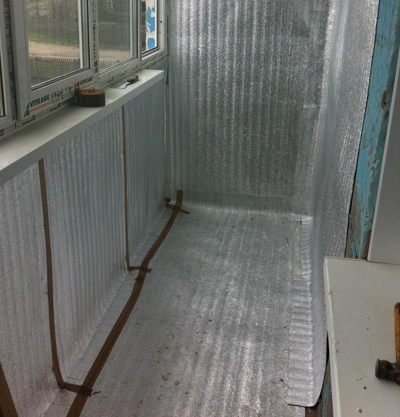 Фото: Укладка пароизоляции на пол и перегородки балкона