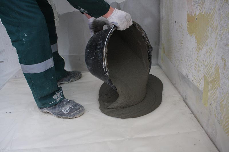 Фото: Цементные составы или ровнители применяются при сильных повреждения поверхности